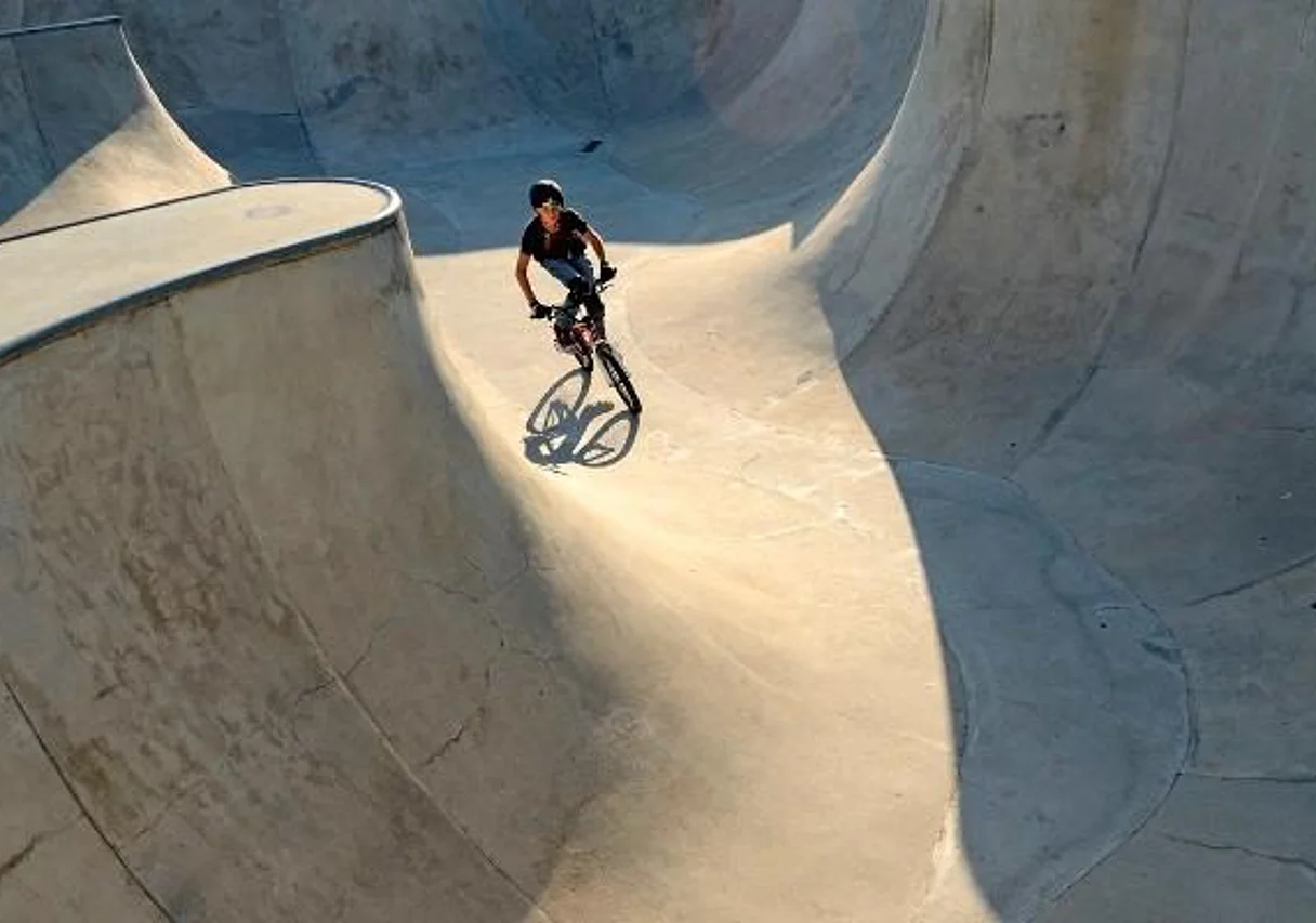 Flora Li Thiemann im Skaterpark Nordlicht in Weimar