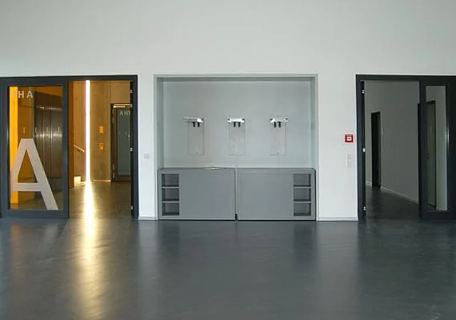 Foyer mit Garderobe und Zugang zu Treppenhaus und Fahrstuhl