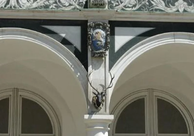 Wappen und Geweih über den Kapitell einer toskanischen Säule
