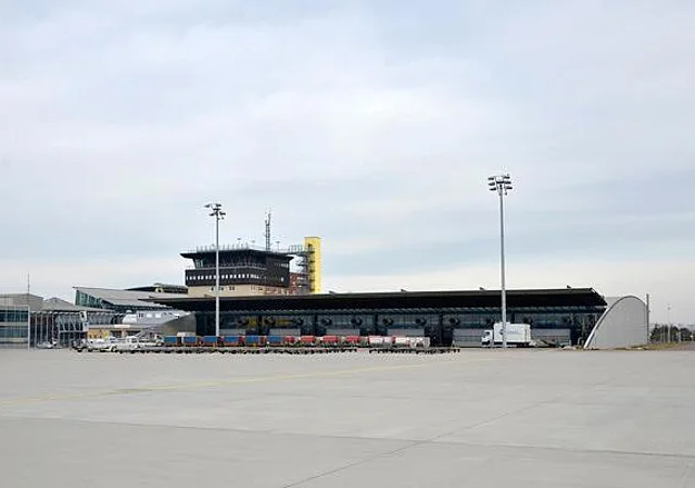 Vorfeld, ehemaliger Tower, Fahrzeug- und Gerätetechnikkomplex