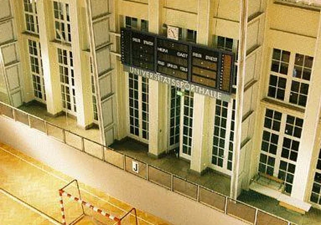 Ernst-Grube-Halle, Eingang