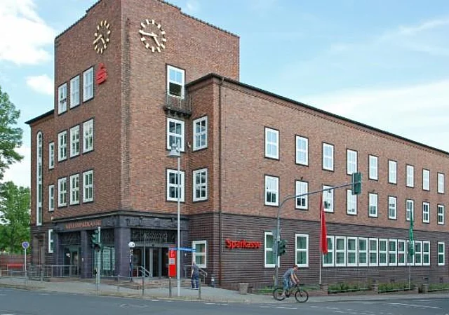 Bank in der Hüttenstraße 18