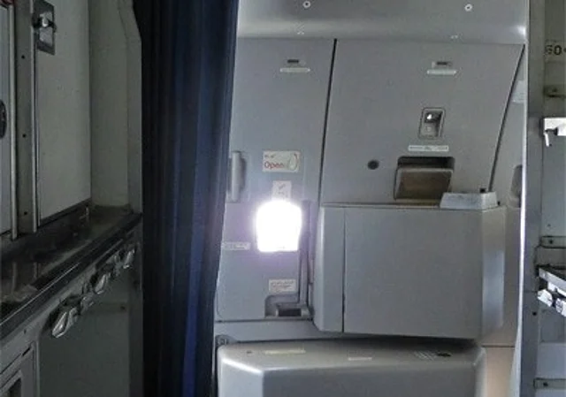 Airbus A310, Economy Class, Crewbereich mit Galley sowie Ein-/Ausgang im Heck