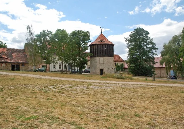 Kloster Posa, Vorderhof
