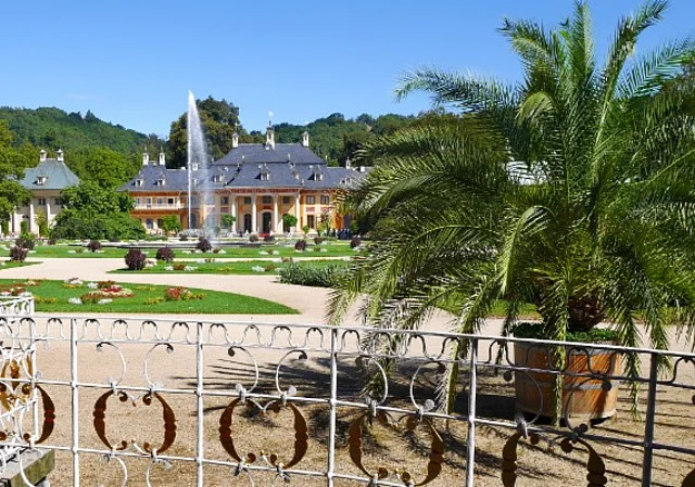 Bergpalais mit Lustgarten