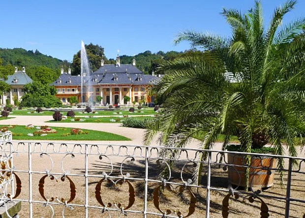 Bergpalais mit Lustgarten 