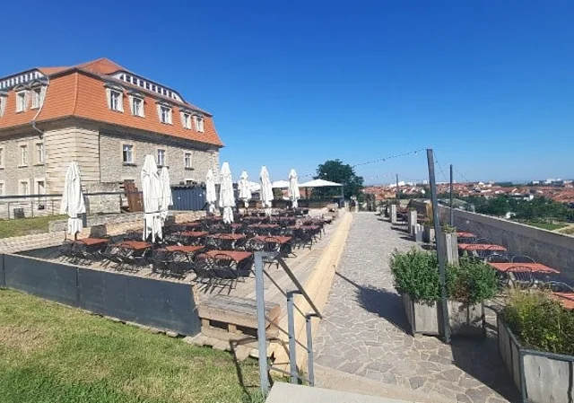 Defensionskaserne und Biergarten
