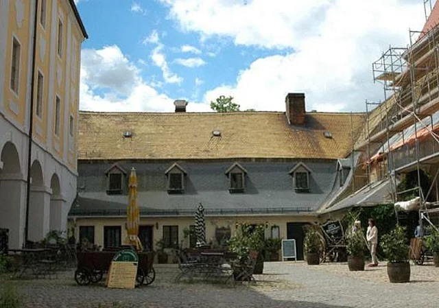 Burghof, Blick zum Westflügel