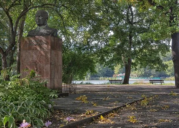 Ernst-Thälmann-Denkmal mit Milchhäuschen 