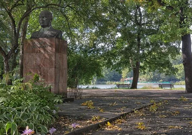 Ernst-Thälmann-Denkmal mit Milchhäuschen