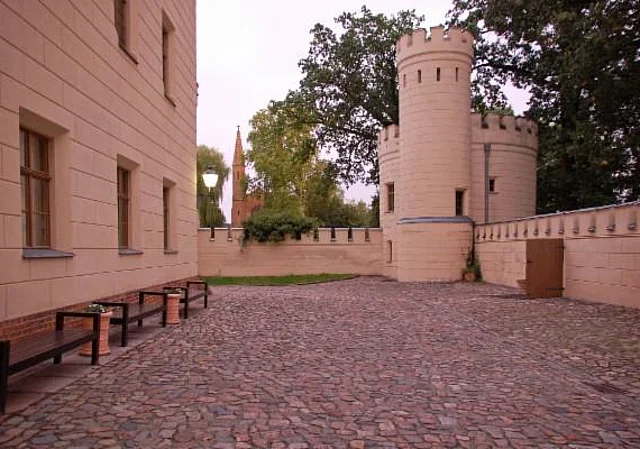südlicher Schlosshof mit Blick zur Kirche