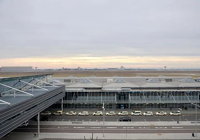 Terminal B, links: Mall