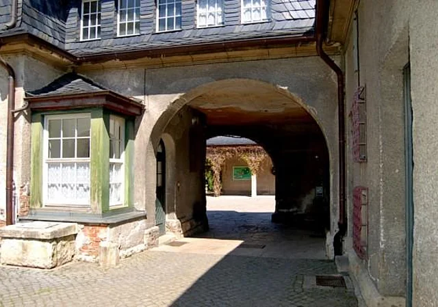 Durchgang zum Hauptgebäude