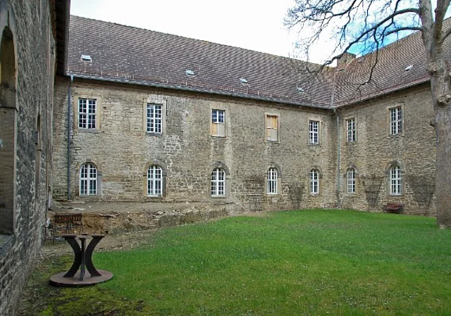 Kreuzgang, Klosterhof