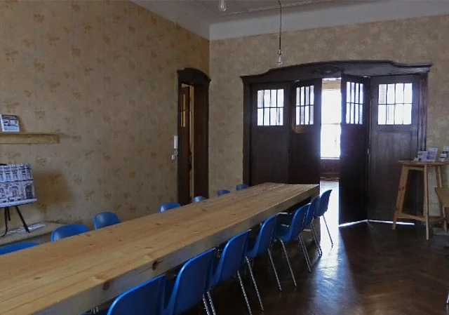 Großer Saal mit Flügeltür