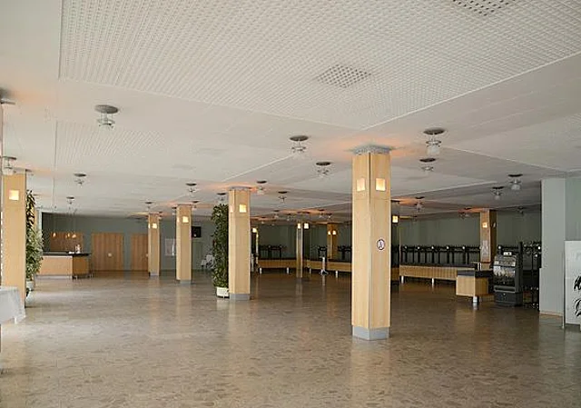 Foyer mit Barbereich und Garderobe