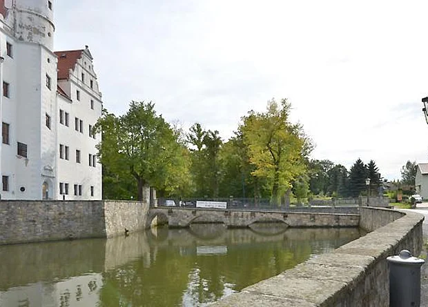 Schlossteich und Steinbogenbrücke West 