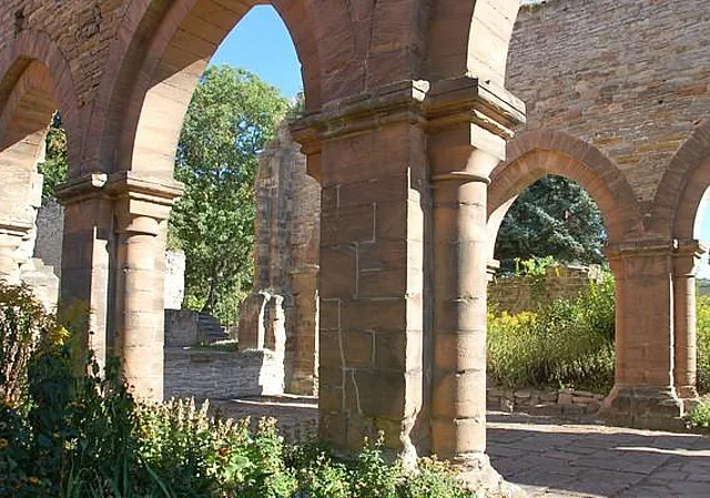 Ruine des Kirchenschiffs nach Südost