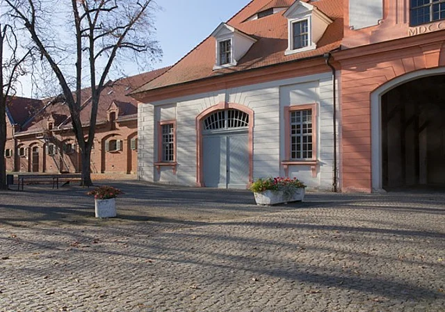 Torhaus mit anschließendem Neuen Rennstall (1798/1898)