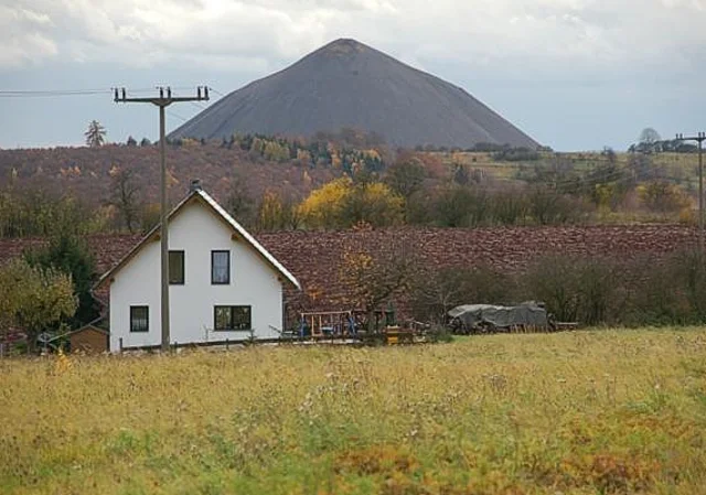 Blick vom Bergbaumuseum auf die Halde "Hohe Linde"