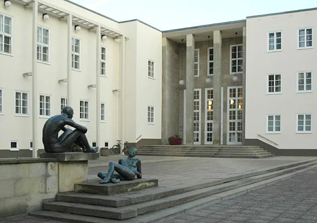 Vorplatz, Blick von Südost
