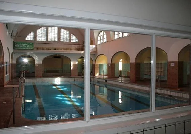 Schwimmhalle