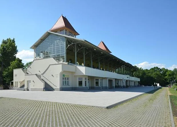 große Tribüne, Blick vom Ringtoto-Gebäude 