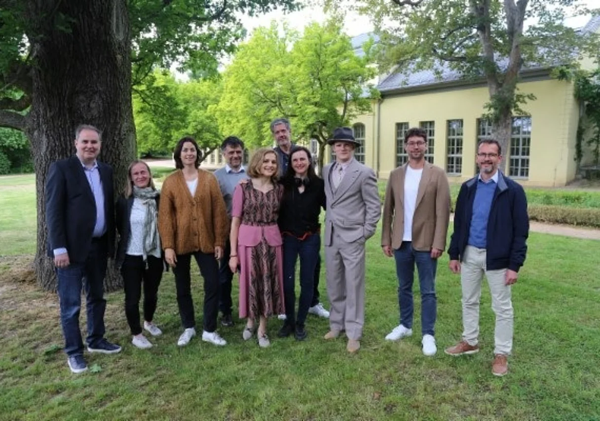 DIE MITTAGSFRAU / Team und Förderer am Set im Schlosspark Altenburg
