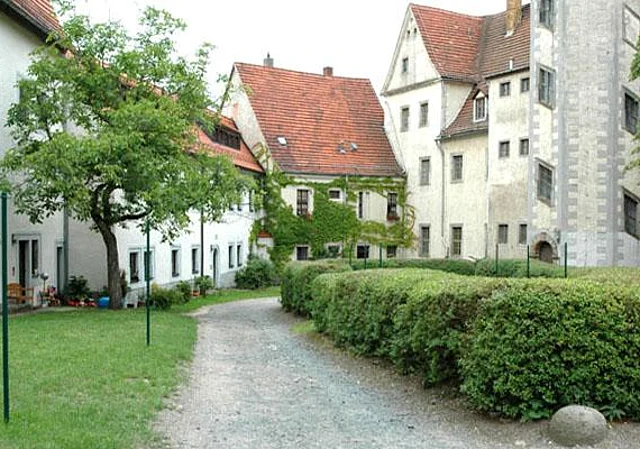Schlosshof mit Rentschreiberei, Nordflügel und Dechanei, Ostflügel