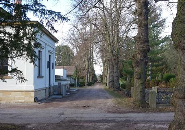 Querachse hinter dem Kolumbarium