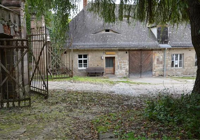 Nebengebäude am Eingang, Süden