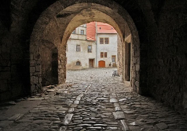 Schloss Plötzkau, Durchfahrt zum Schlosshof