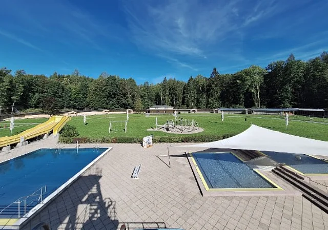 Blick vom Sprungturm Richtung historische Umkleiden