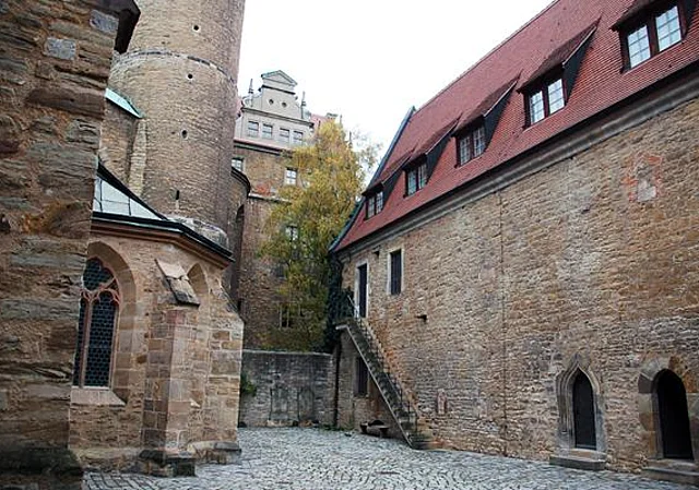 Hof zwischen Dom und Kapitelhaus nach Nordost