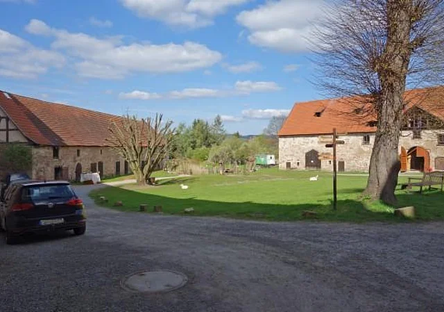 Hof mit Blick zum See
