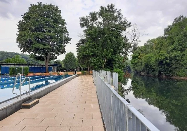 Dreienbrunnenbad und Fluss Gera
