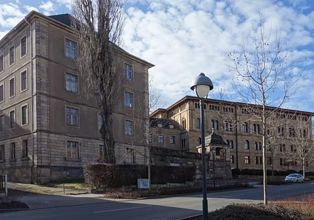 Ostseite mit Nebengebäude