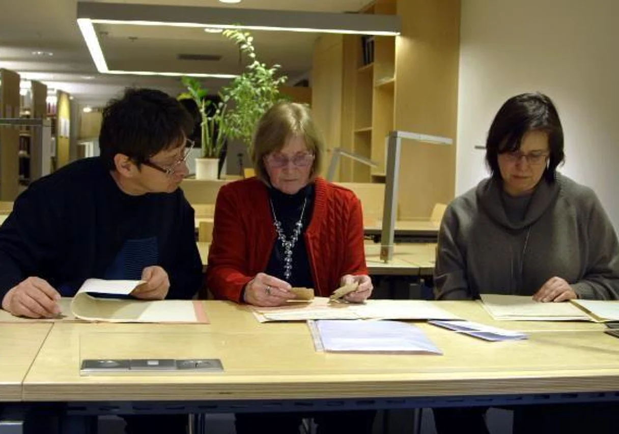 Uwe Hong, Renate Hong und Ina Grauer im Archiv in Jena
