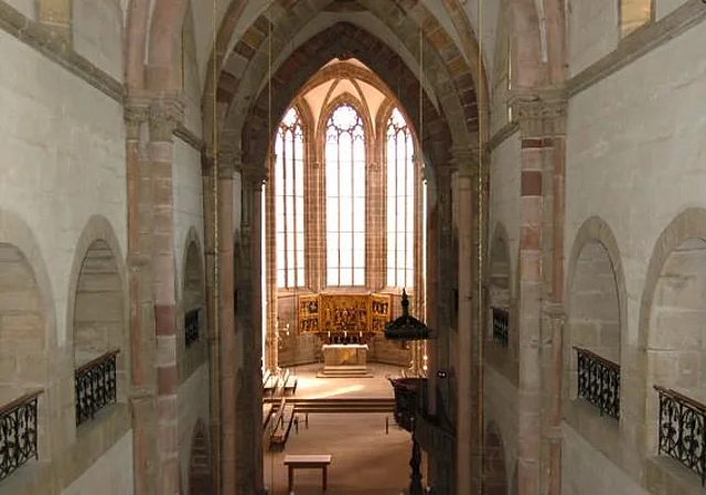 Blick aus der Empore zum Altar
