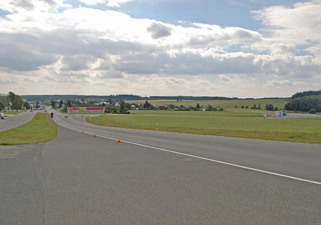 Blick von den Buchhübel-Tribünen zum alten (l.) und neuen (r.) Start-Ziel-Gebäude