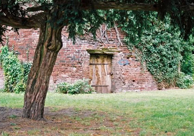 Burggarten, Eingang Bergfried, Westen