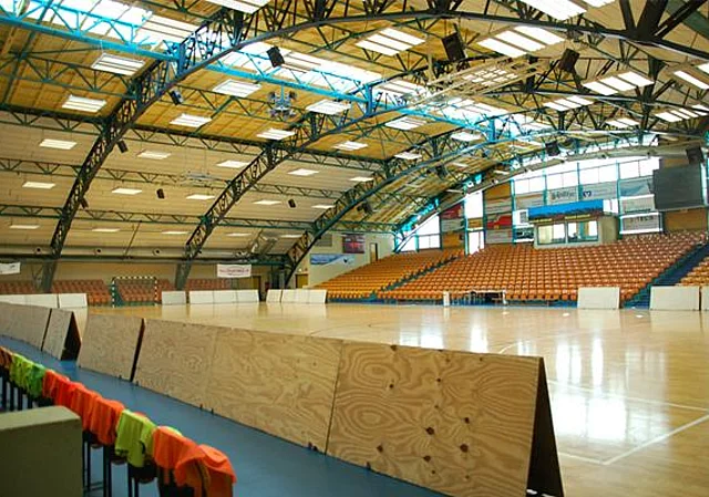 Spielfeld und Tribüne mit Richterkabine