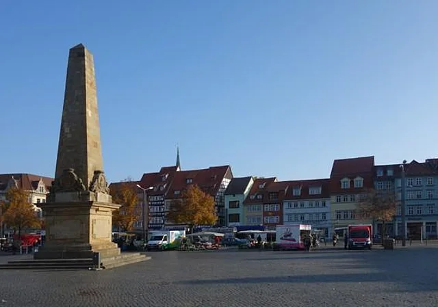 Obelisk mit Blick nach Osten