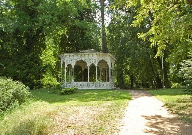 Schlosspark Tangerhütte, Kunstgusspavillion