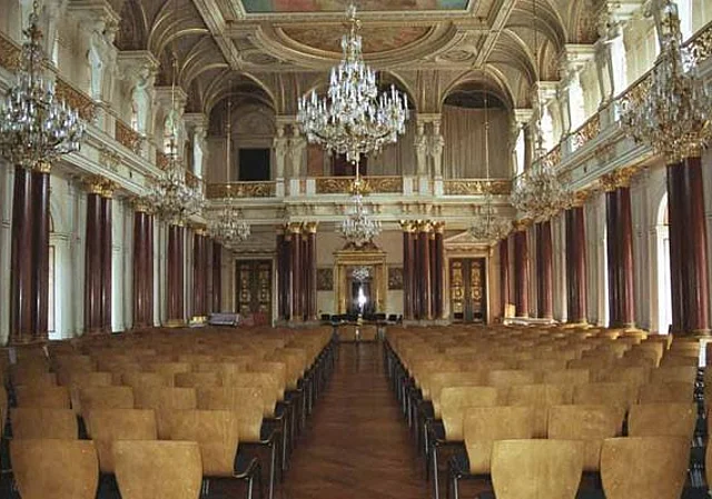 Festsaal mit Stühlen