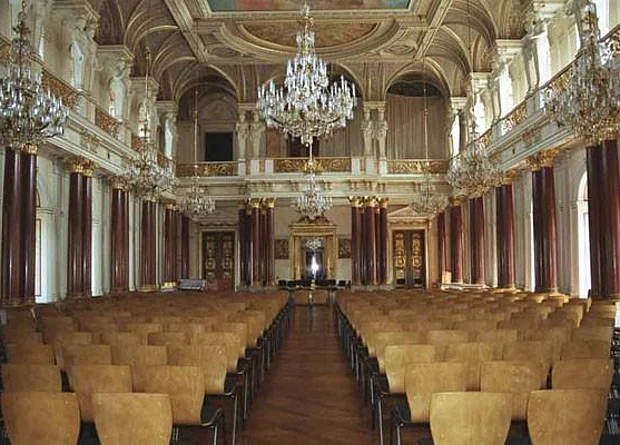 Festsaal mit Stühlen 