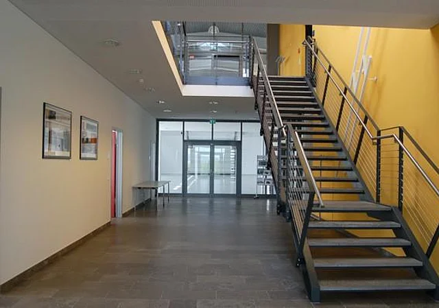 Foyer mit Blick zum Eingang Halle