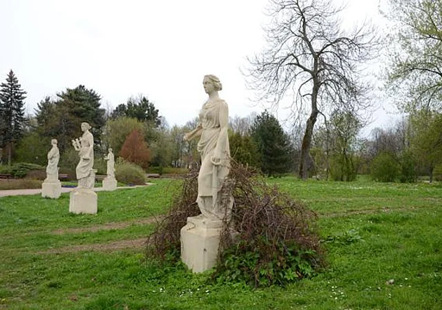 Haupteingang des Parks mit Musen
