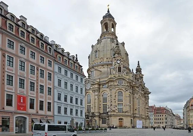 Quartier I (li.) und Frauenkirche