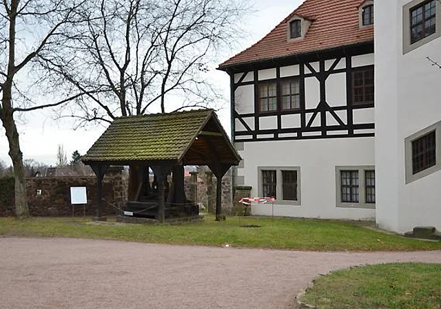 Große Weinpresse vor dem Lust- und Berghaus